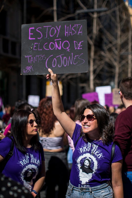 Miles de manifestantes han portada pancartas con mensajes reivindicativos