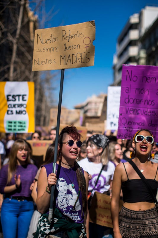 Miles de manifestantes han portada pancartas con mensajes reivindicativos