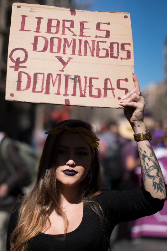 Miles de manifestantes han portada pancartas con mensajes reivindicativos