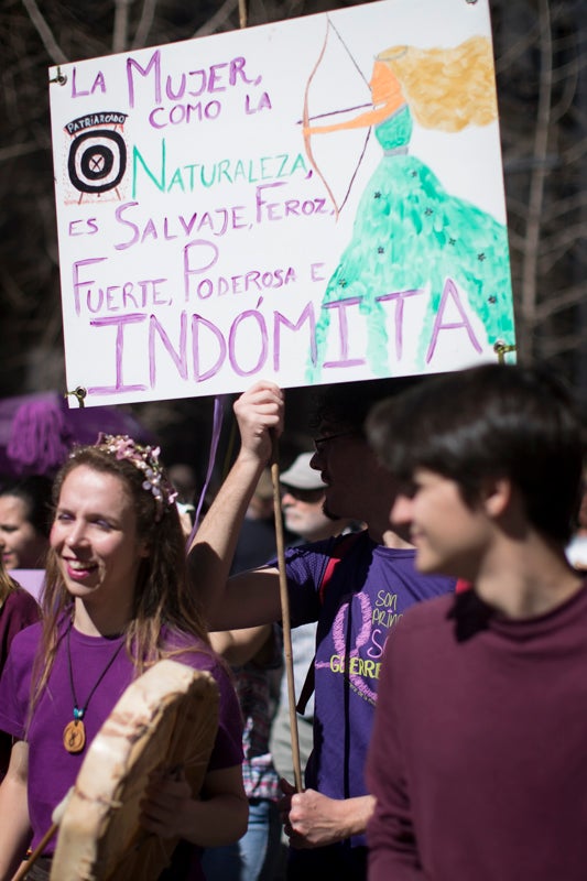 Miles de manifestantes han portada pancartas con mensajes reivindicativos