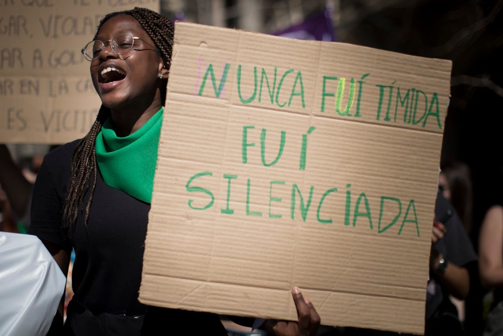 Miles de manifestantes han portada pancartas con mensajes reivindicativos