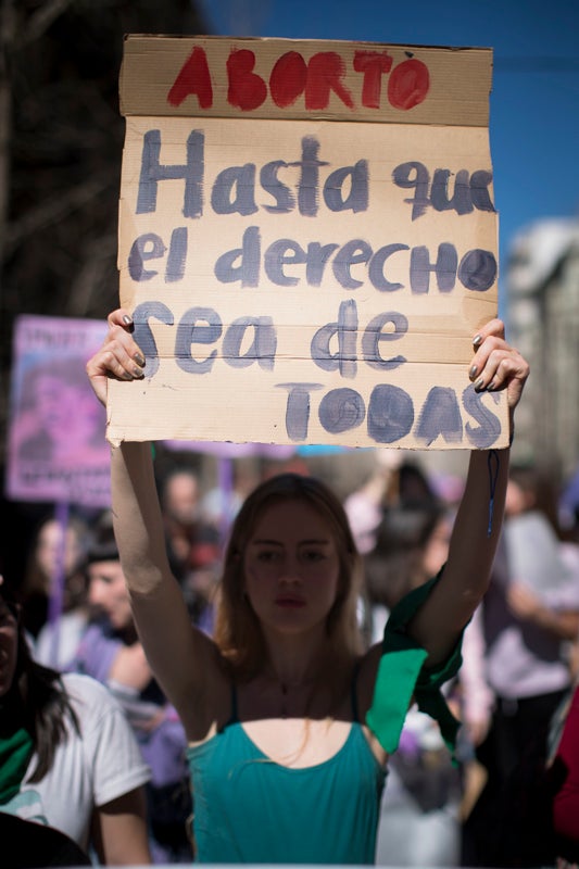 Miles de manifestantes han portada pancartas con mensajes reivindicativos