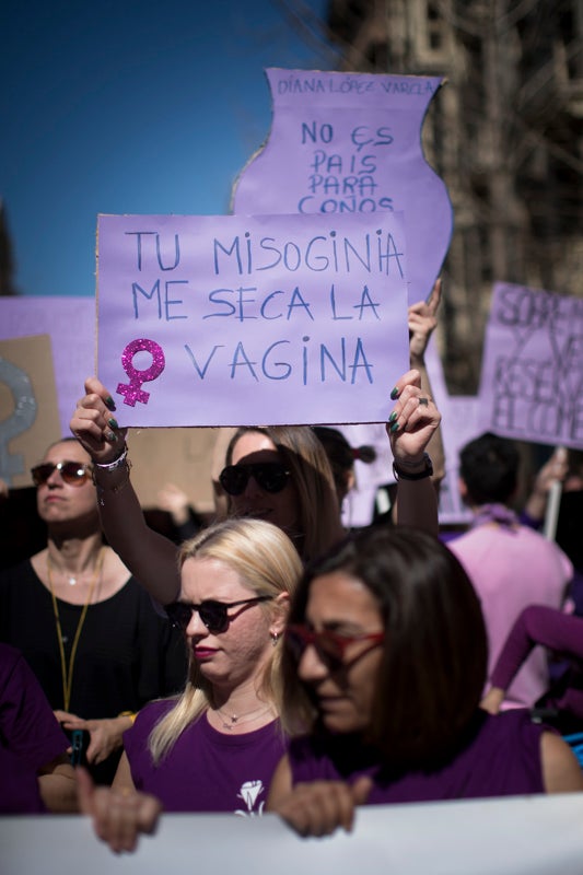 Miles de manifestantes han portada pancartas con mensajes reivindicativos