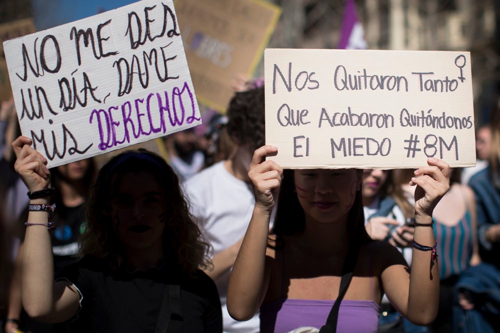 Miles de manifestantes han portada pancartas con mensajes reivindicativos
