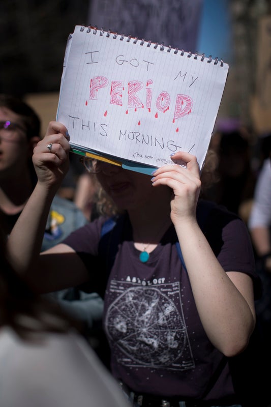 Miles de manifestantes han portada pancartas con mensajes reivindicativos