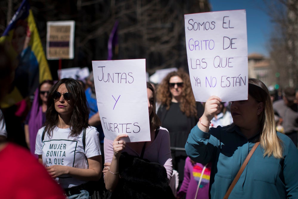 Miles de manifestantes han portada pancartas con mensajes reivindicativos