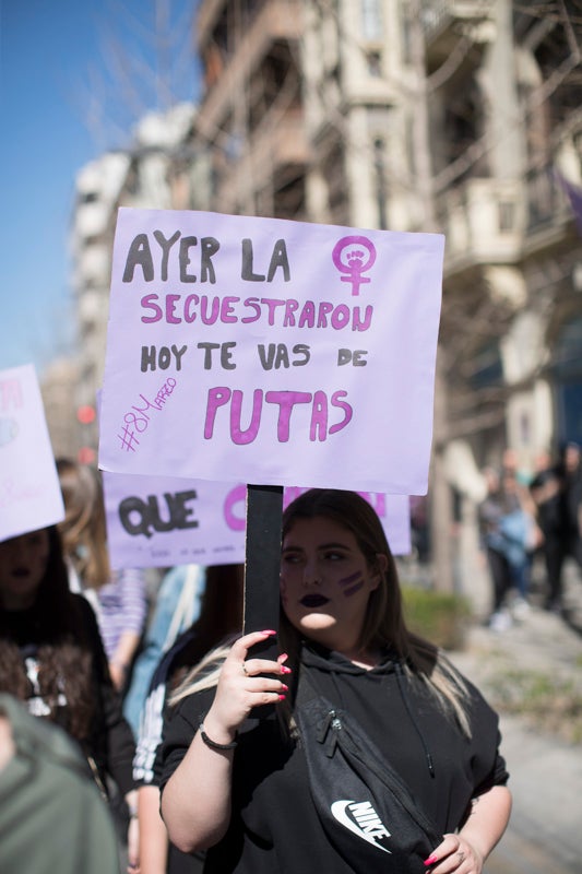 Miles de manifestantes han portada pancartas con mensajes reivindicativos