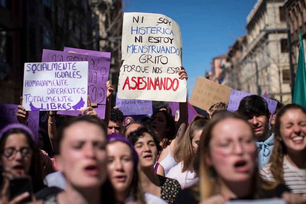 Miles de manifestantes han portada pancartas con mensajes reivindicativos