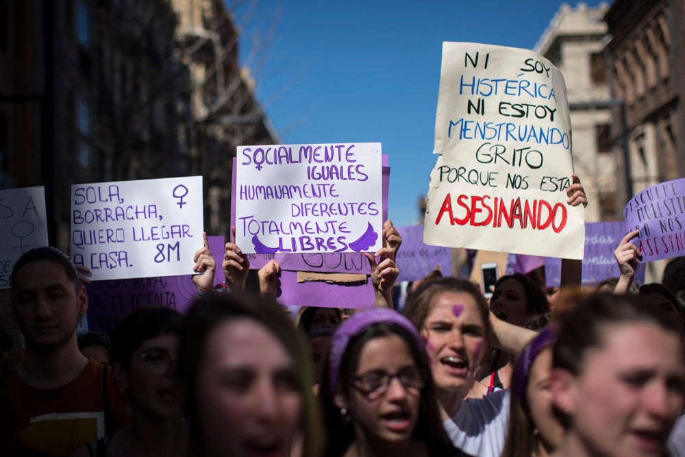 Miles de manifestantes han portada pancartas con mensajes reivindicativos