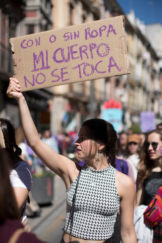 Miles de manifestantes han portada pancartas con mensajes reivindicativos