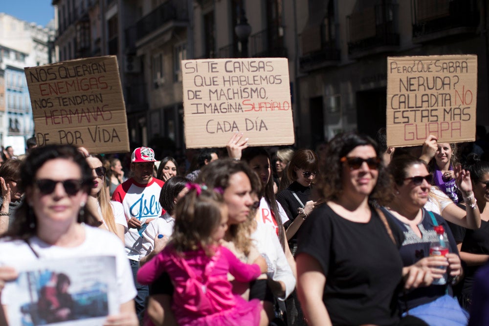 Miles de manifestantes han portada pancartas con mensajes reivindicativos
