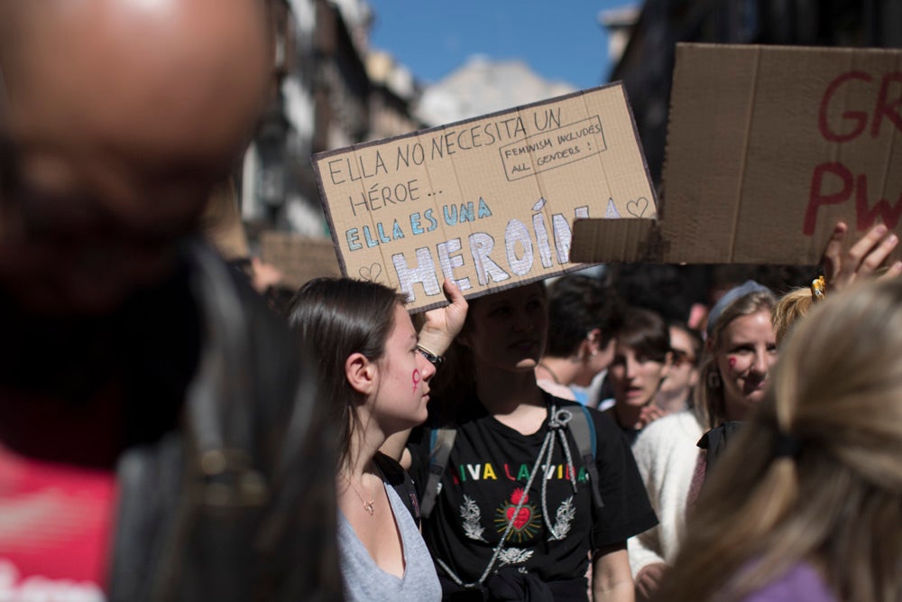 Miles de manifestantes han portada pancartas con mensajes reivindicativos