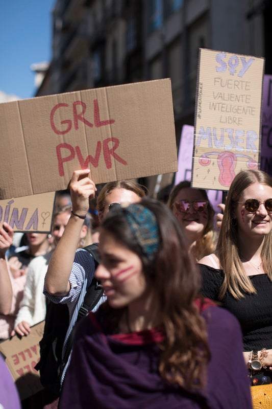 Miles de manifestantes han portada pancartas con mensajes reivindicativos