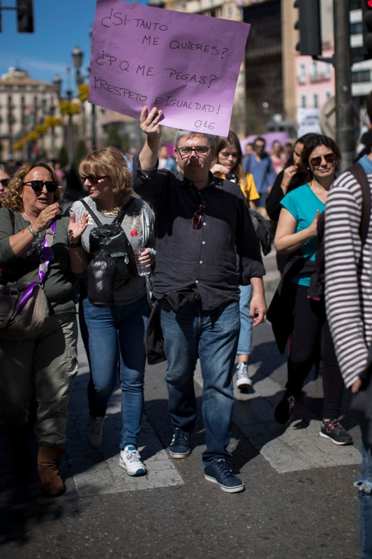 Miles de manifestantes han portada pancartas con mensajes reivindicativos