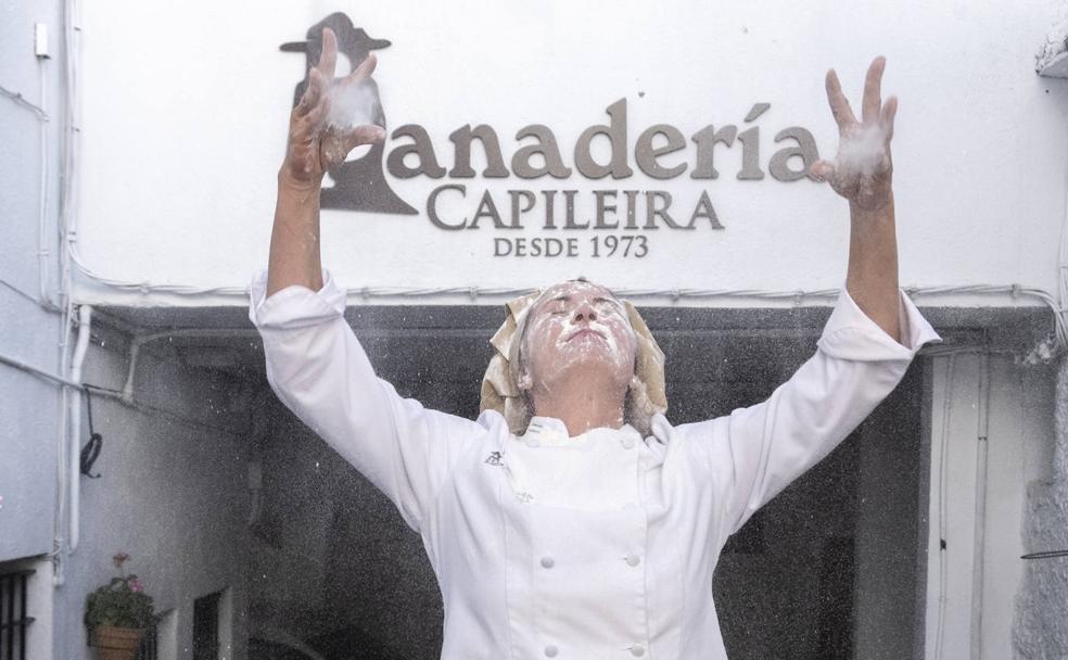 Susana juega con la harina en la entrada de su panadería en la localidad alpujarreña de Capileira. 