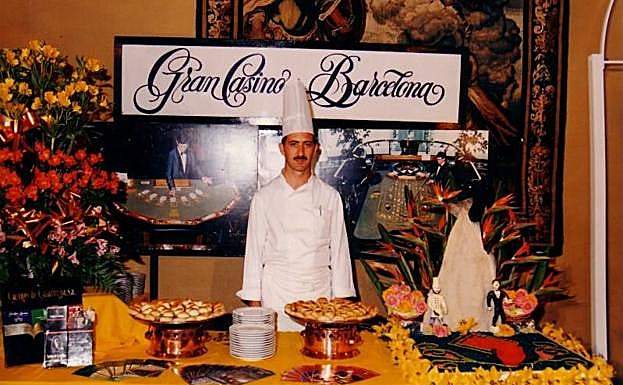 Cascales pose junto a varias elaboraciones en el Gran Casino de Barcelona. 