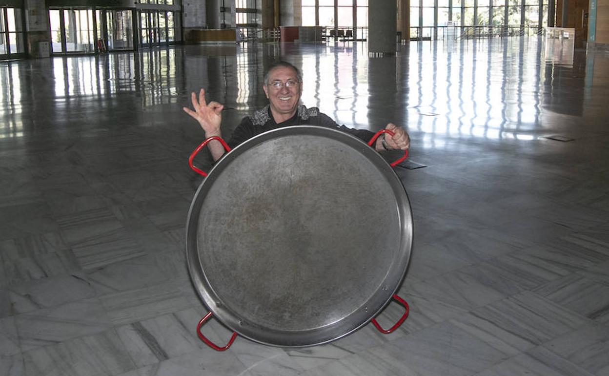 Cascales posa con una de sus paellas, una de las más pequeñas que tiene. 