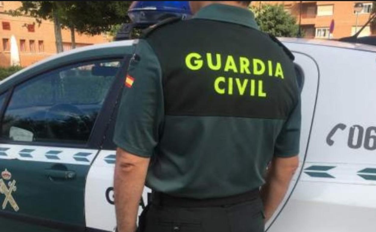Robos a ancianos en Granada: una mujer los atraca con armas