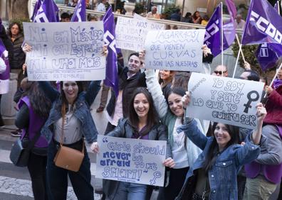 Imagen secundaria 1 - Algunos de los momentos de la manifestación. 