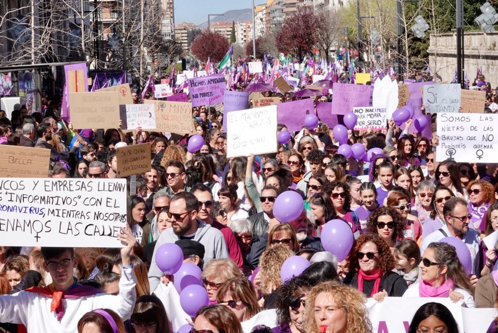 Repaso completo en imágenes a una marcha multitudinaria este Día de la Mujer en Granada