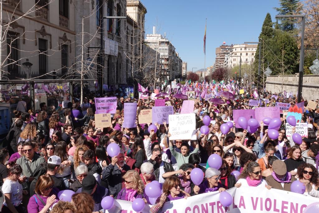 Repaso completo en imágenes a una marcha multitudinaria este Día de la Mujer en Granada