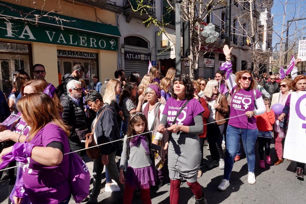 Repaso completo en imágenes a una marcha multitudinaria este Día de la Mujer en Granada