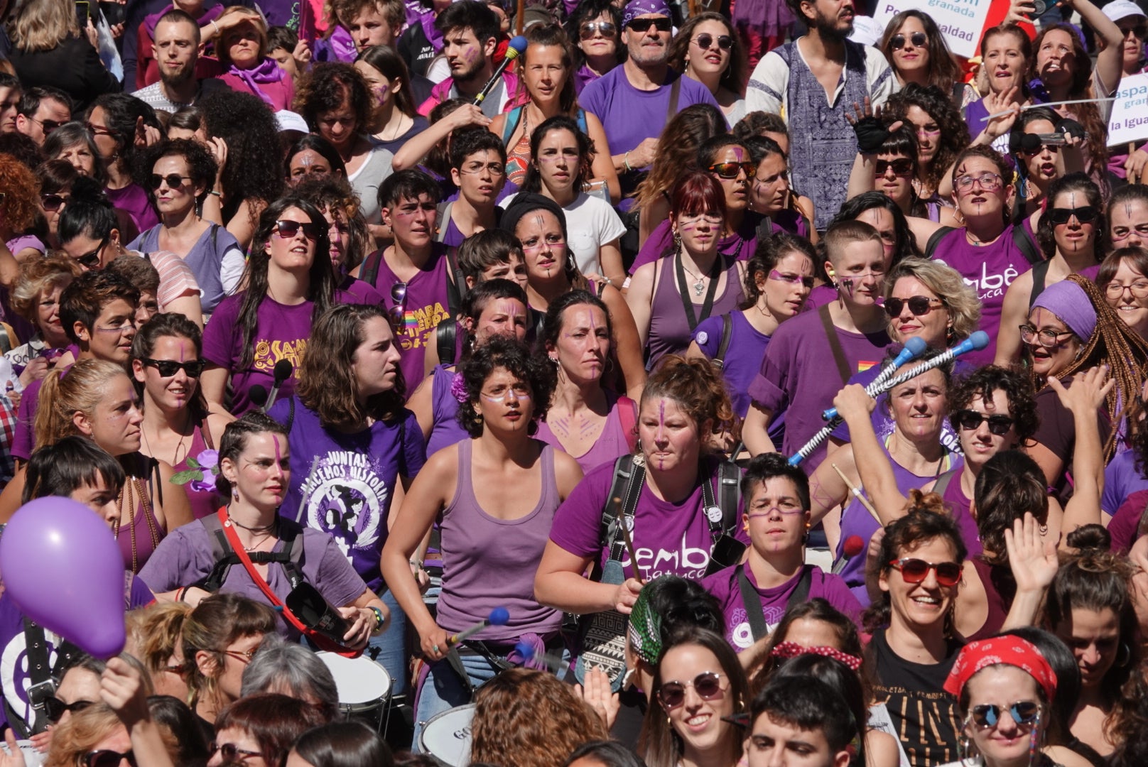 Repaso completo en imágenes a una marcha multitudinaria este Día de la Mujer en Granada
