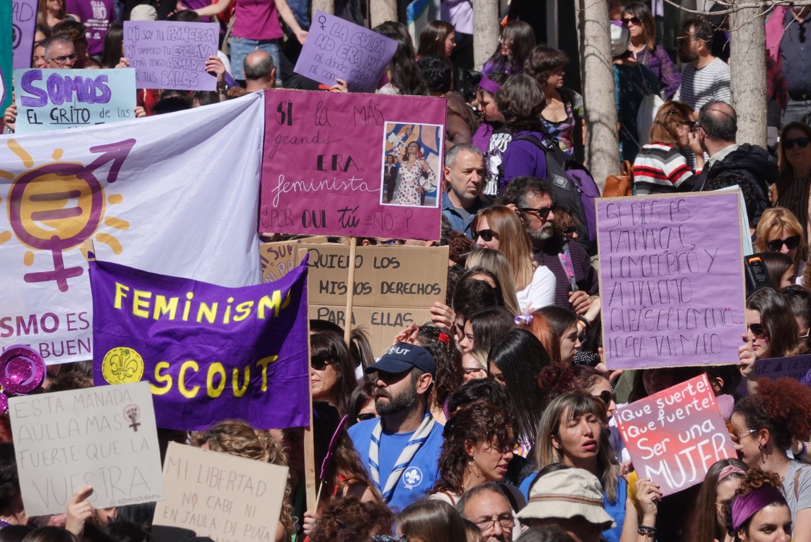 Repaso completo en imágenes a una marcha multitudinaria este Día de la Mujer en Granada