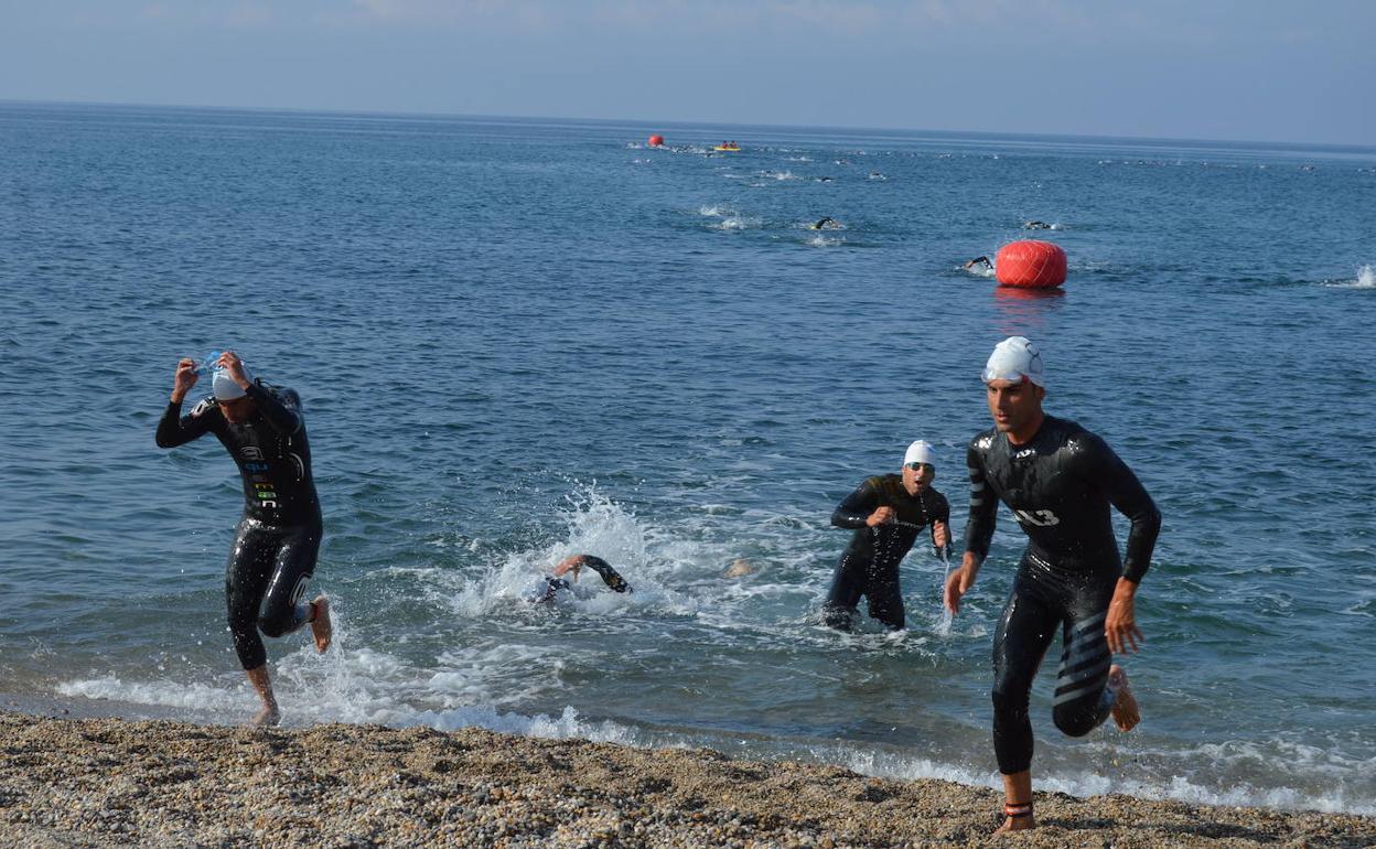 Transición de la natación al ciclismo en una pasada edición del Triatlón Ciudad de Almería.