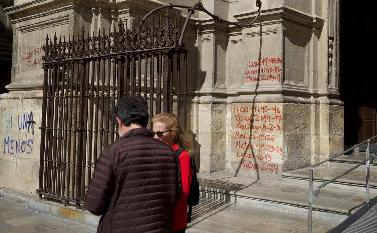 Basamento de la Catedral de Granada lleno de pintadas. 