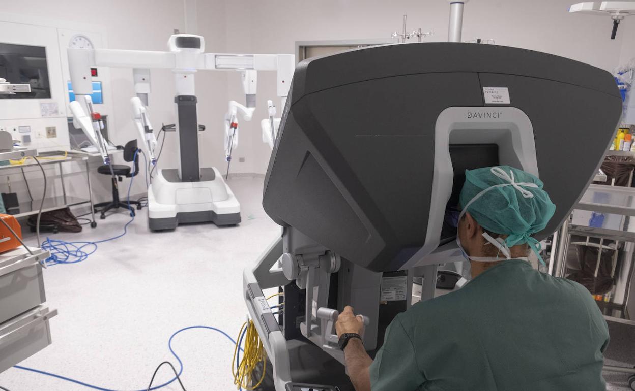 Los profesionales mueven los brazos del robot desde la máquina de control a través de dos pequeños joysticks.