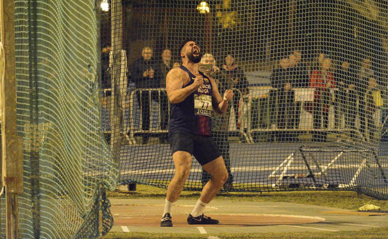 Lorenzo Hernández celebra eufórico y emocionado su mejor lanzamiento. 