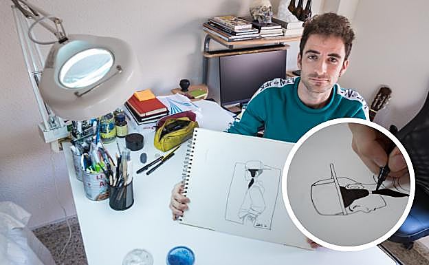 Gabriel Gómez muestra uno de los dibujos con los que ilustrará el cómic de Correos. 