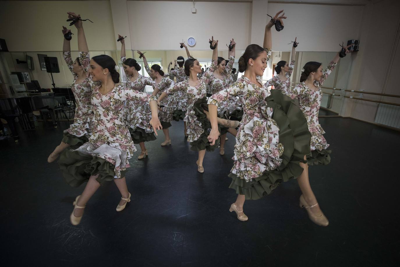 Un grupo de alumnas del Conservatorio Profesional de Danza Reina Sofía, de Granada, triunfa en el festival más prestigioso de España con una coreografía ideada por ellas mismas