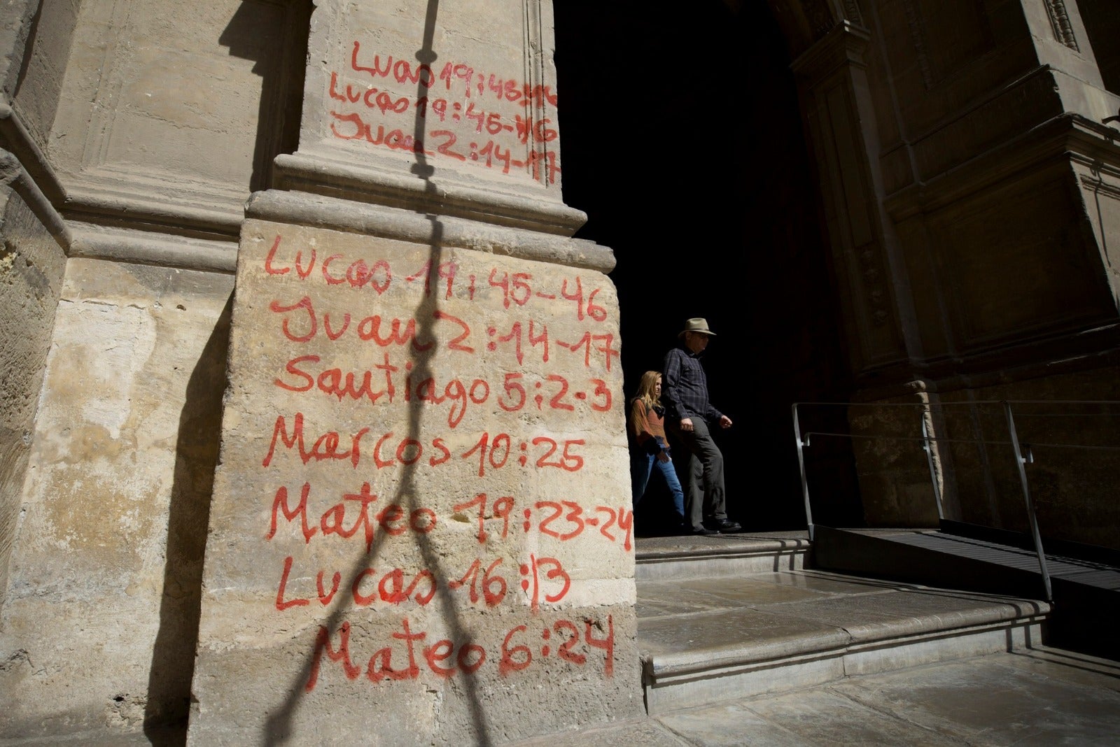 La Catedral de Granada ha vuelto a sufrir un ataque vandálico. En esta ocasión un individuo ha pintado versículos de la Biblia con spray rojo en uno de sus basamentos