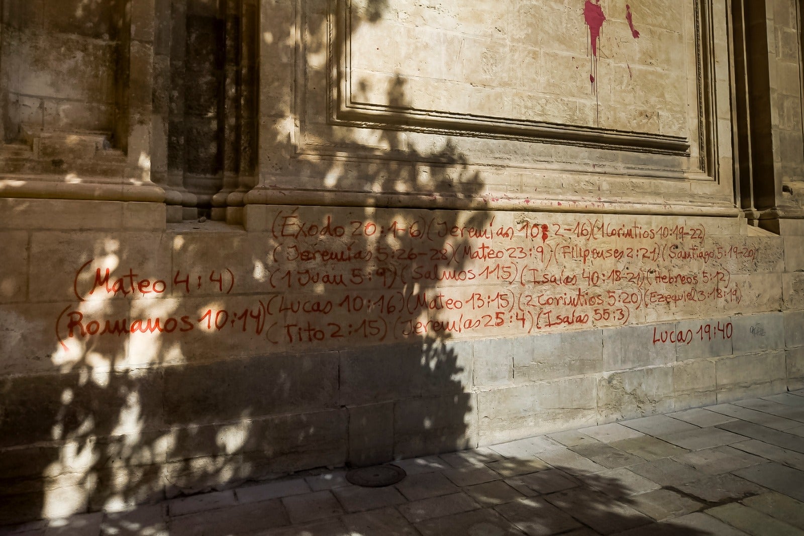 La Catedral de Granada ha vuelto a sufrir un ataque vandálico. En esta ocasión un individuo ha pintado versículos de la Biblia con spray rojo en uno de sus basamentos