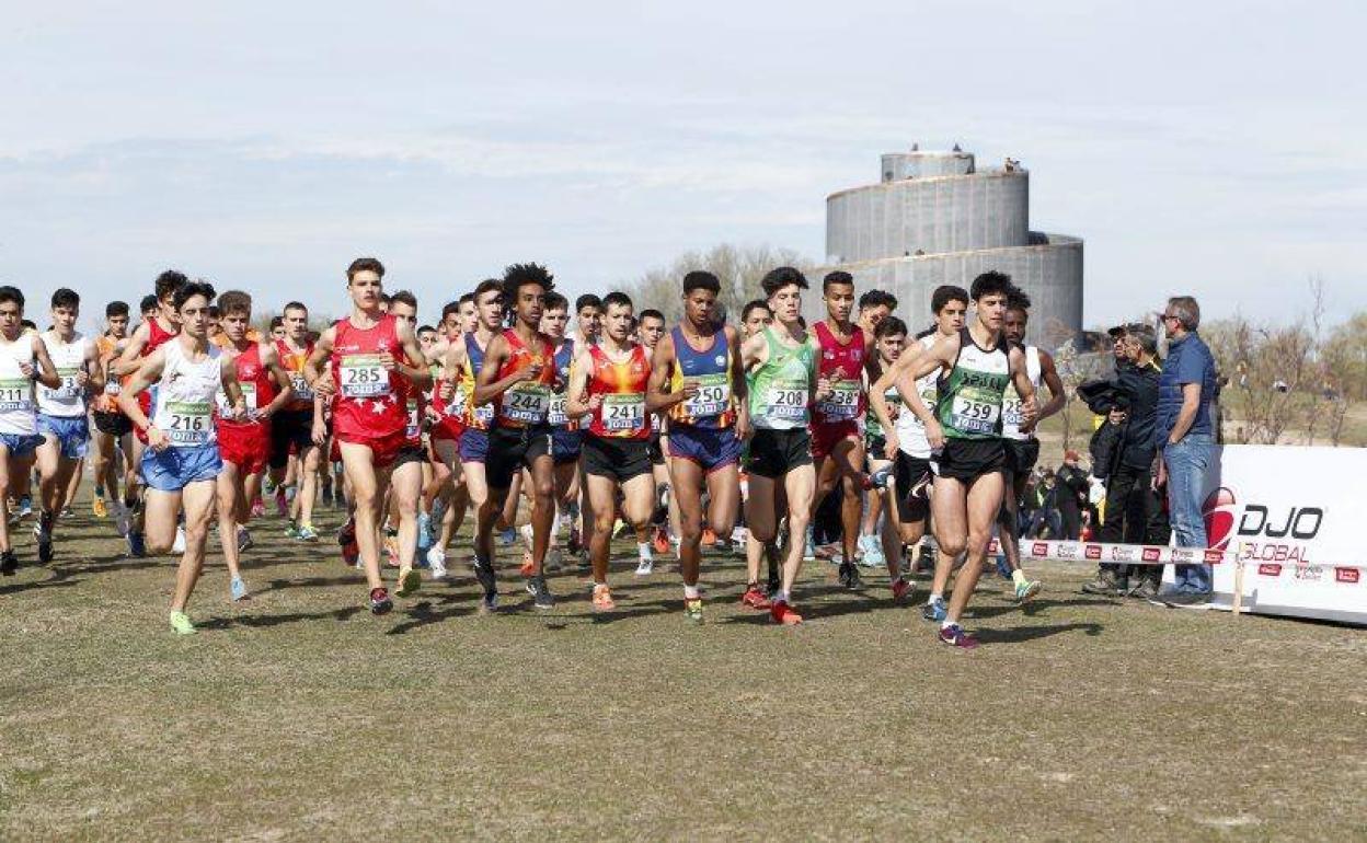 Manuel Jiménez, en el centro con el dorsal 208, en la cabeza de la prueba. 