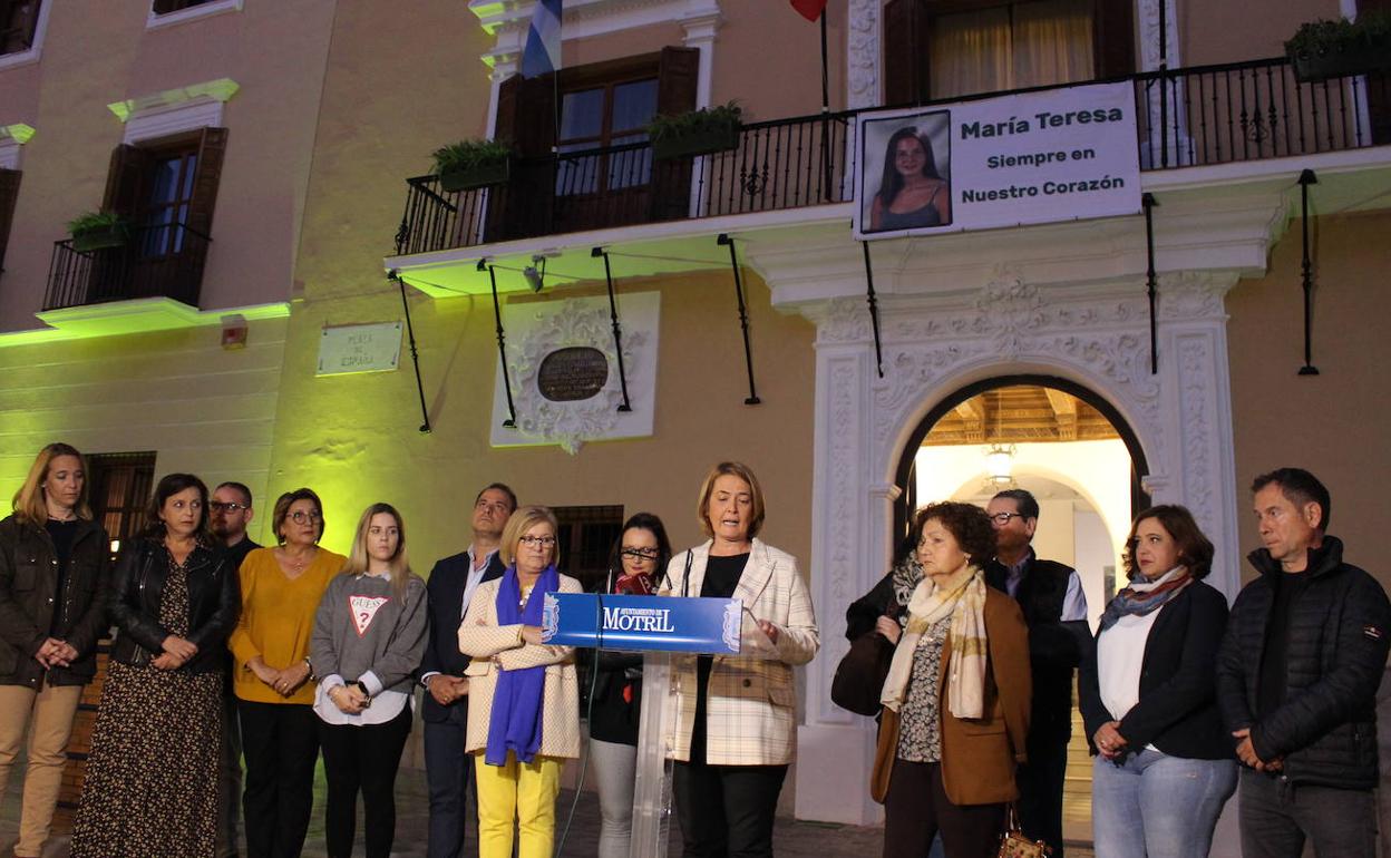 La alcaldesa de Motril leyó ayer un manifiesto institucional.