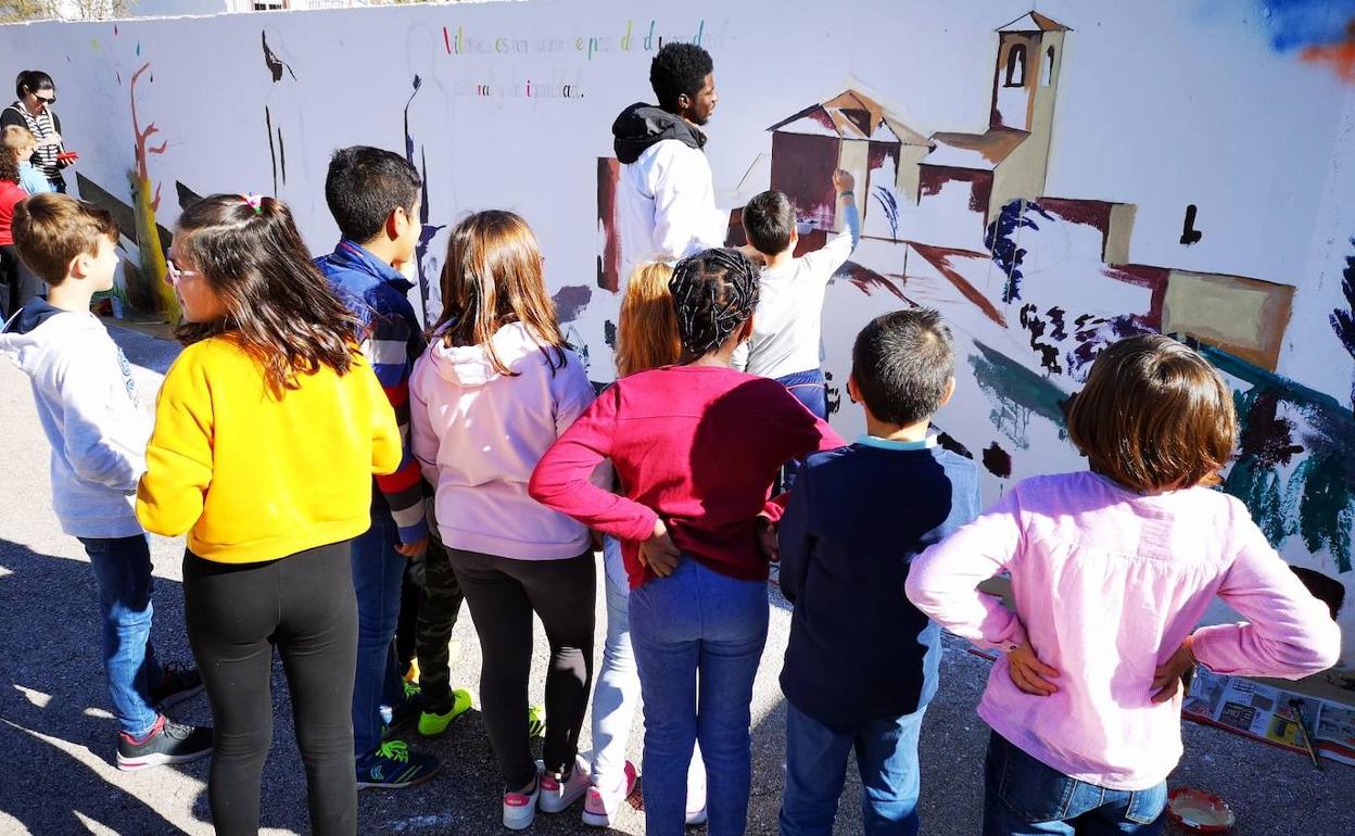 Aboubakar Aminou pintando con los escolares.