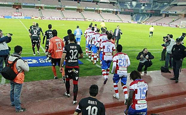 Los futbolistas jugaron en un estadio vacío. 