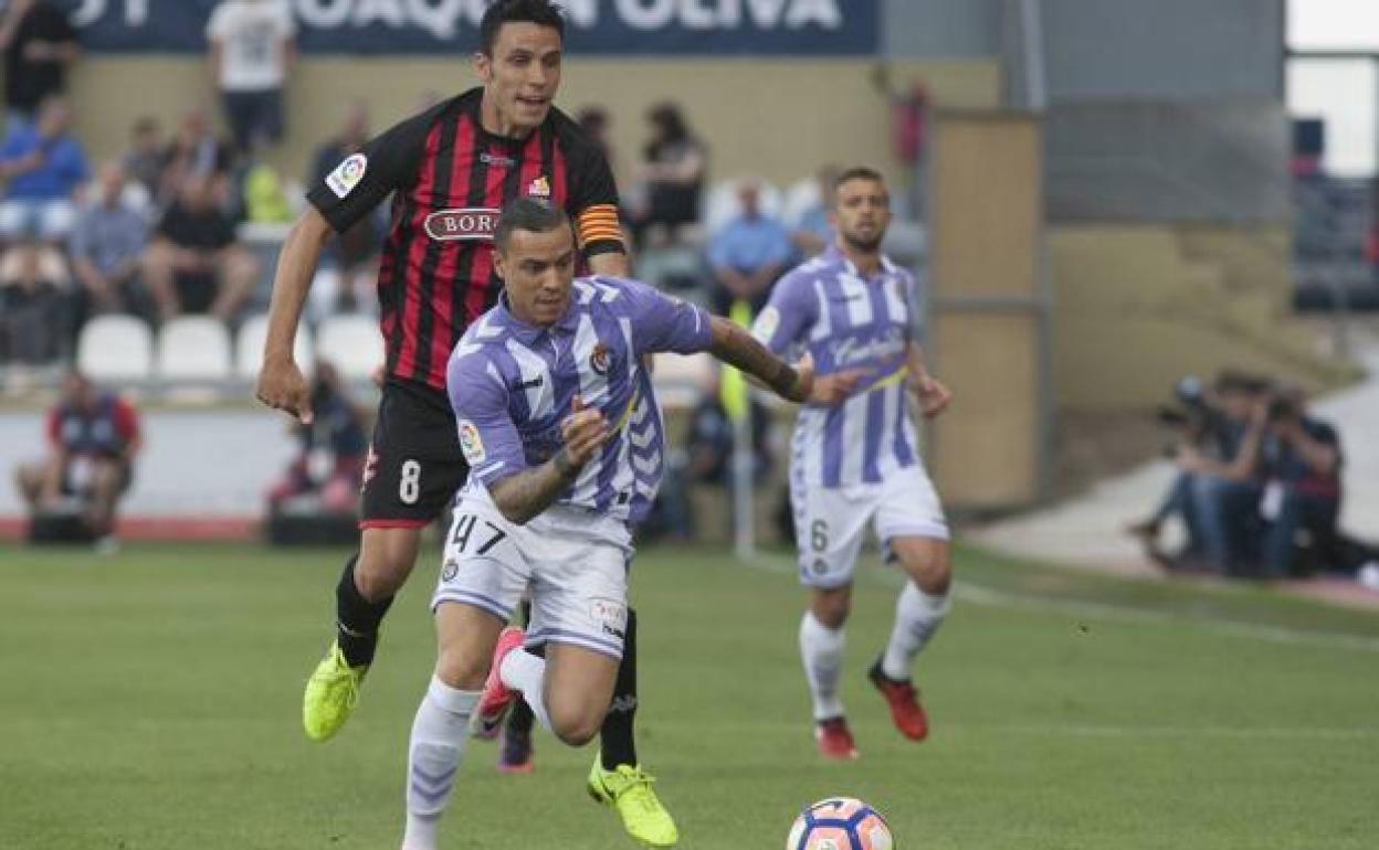 Folch intenta parar a Raúl de Tomás en el Reus-Real Valladolid de la antepenúltima jornada de la temporada 2016-2017