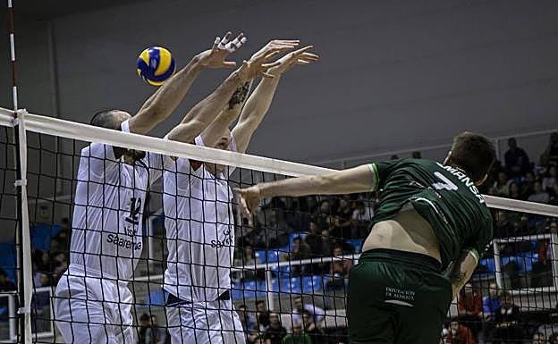 Jorge Almansa supera el bloqueo planteado por Saaremaa, en competición europea, donde cosechó la última derrota. 