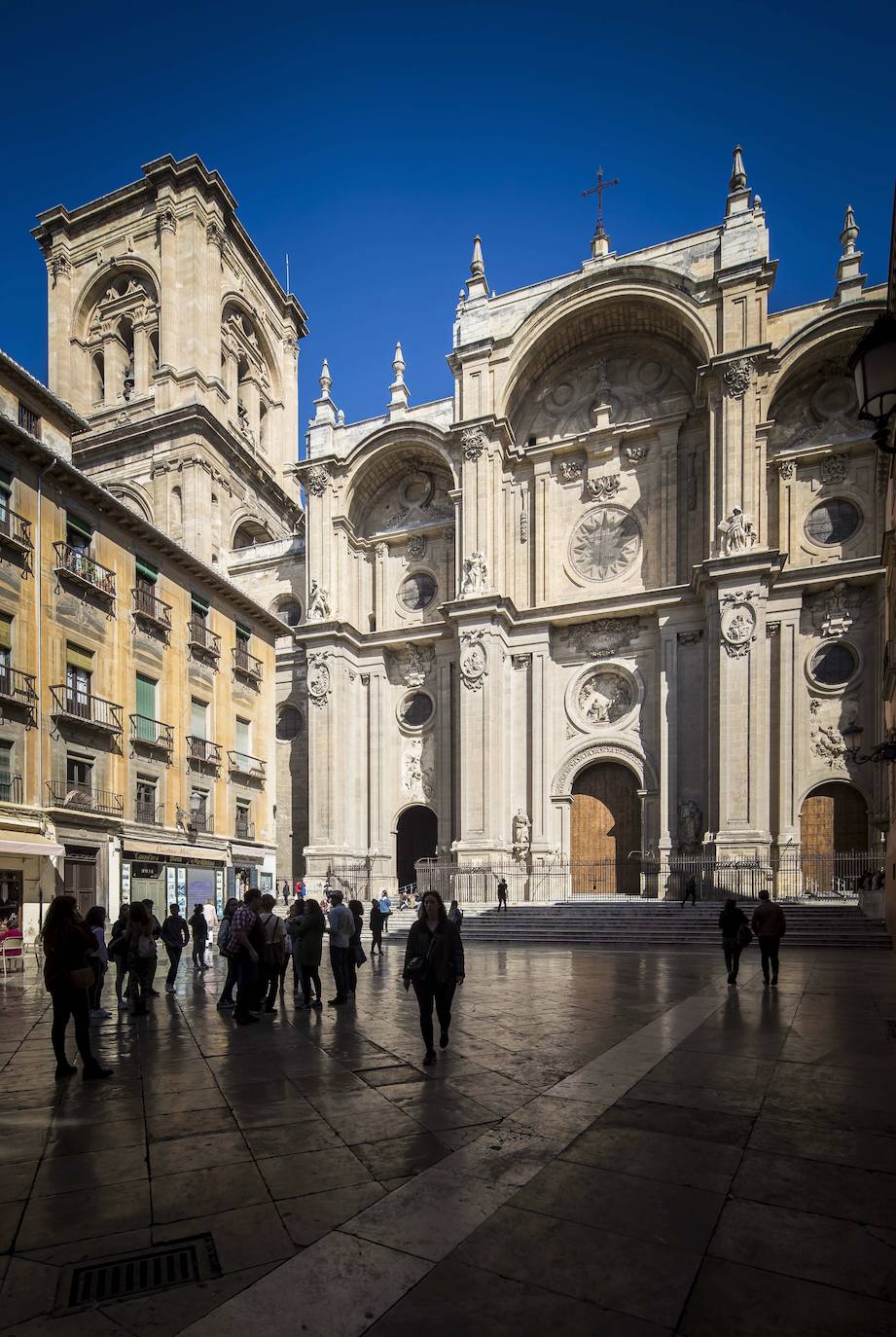 Imagen secundaria 2 - Arriba, obras de rehabilitación de las cubiertas de la Catedral. Abajo, panorámica desde el Suizo y desde la plaza de las Pasiegas.