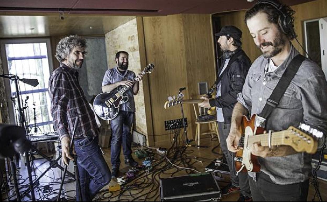 Componentes de Niños Mutantes en la grabación de su disco en los estudios de Youth en Las Albuñuelas 