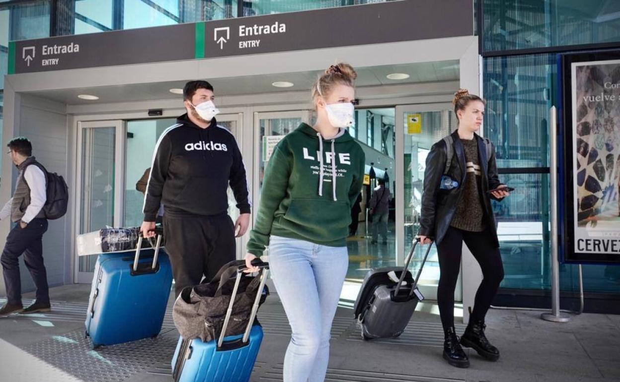 Dos pasajeros protegidos con mascarilla a la salida de la estación de Andaluces.