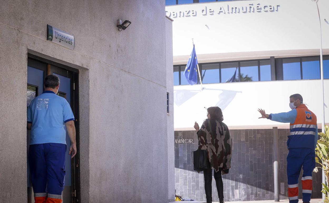 Las Urgencias del centro de salud de Almuñécar permanecieron cerradas hasta alrededor de las cinco de la tarde.