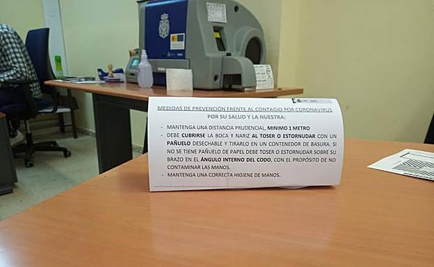 Mostrador de la comisaría Centro de la Policía Nacional, con las medidas de prevención sobre la mesa.