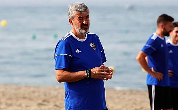 Oscar Fernández, tras entrenar a la UD Almería en la pretemporada, fue destituido días antes de antes de comenzar el campeonato.