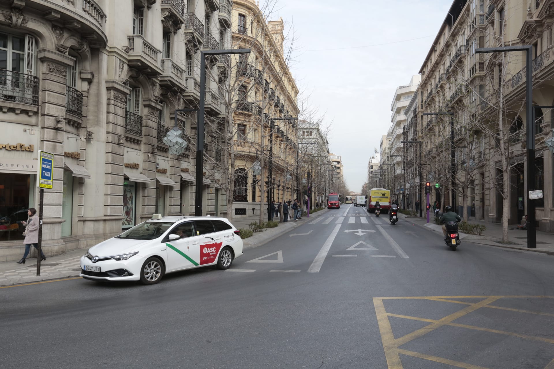 Las calles de Granada y los monumentos, con mucha menos gente de lo habitual