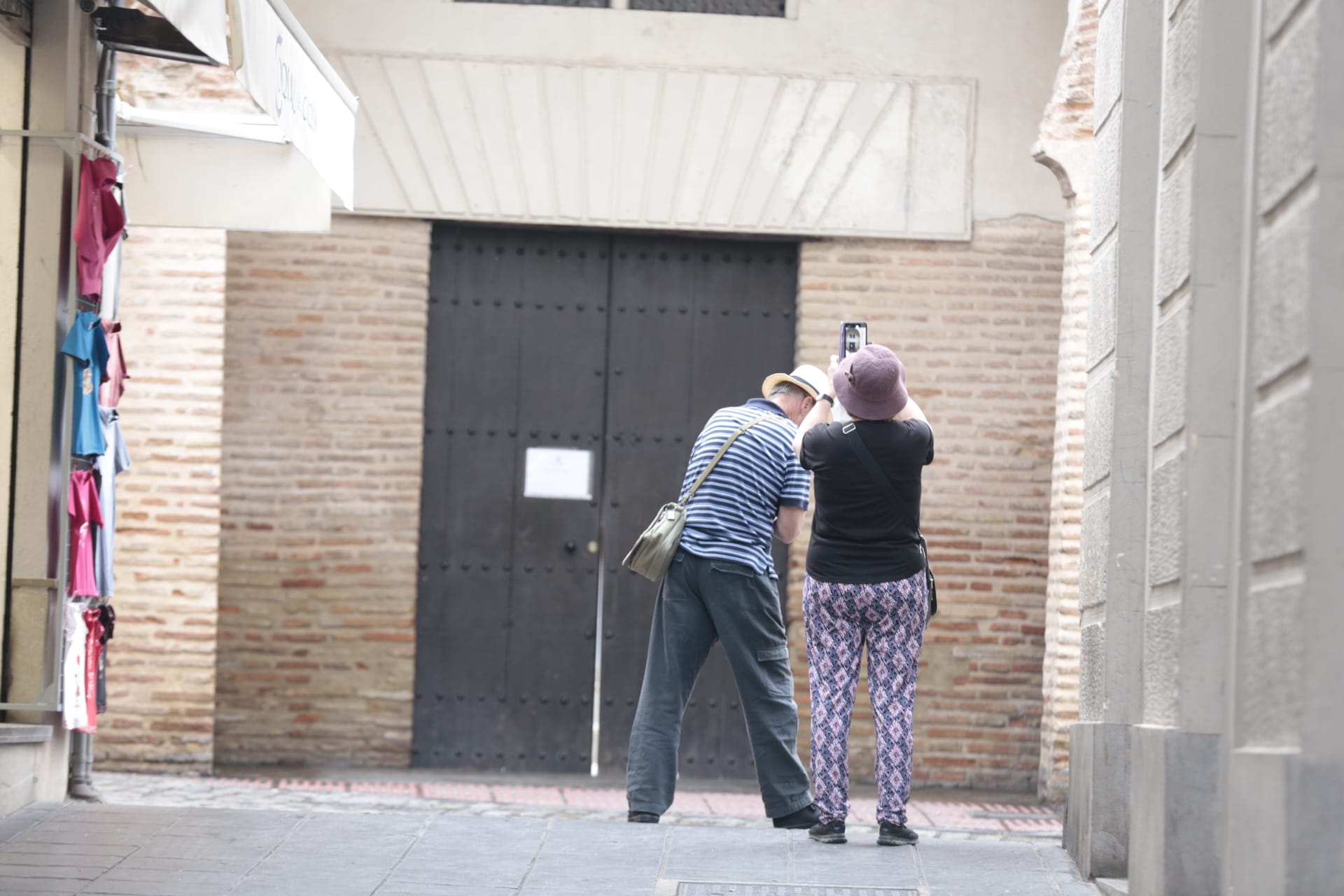 Las calles de Granada y los monumentos, con mucha menos gente de lo habitual